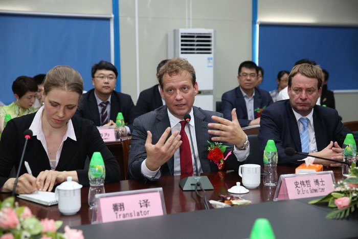 德國工商大會(huì )主席史偉哲談?wù)绾沃С謱?shí)體經(jīng)濟發(fā)展