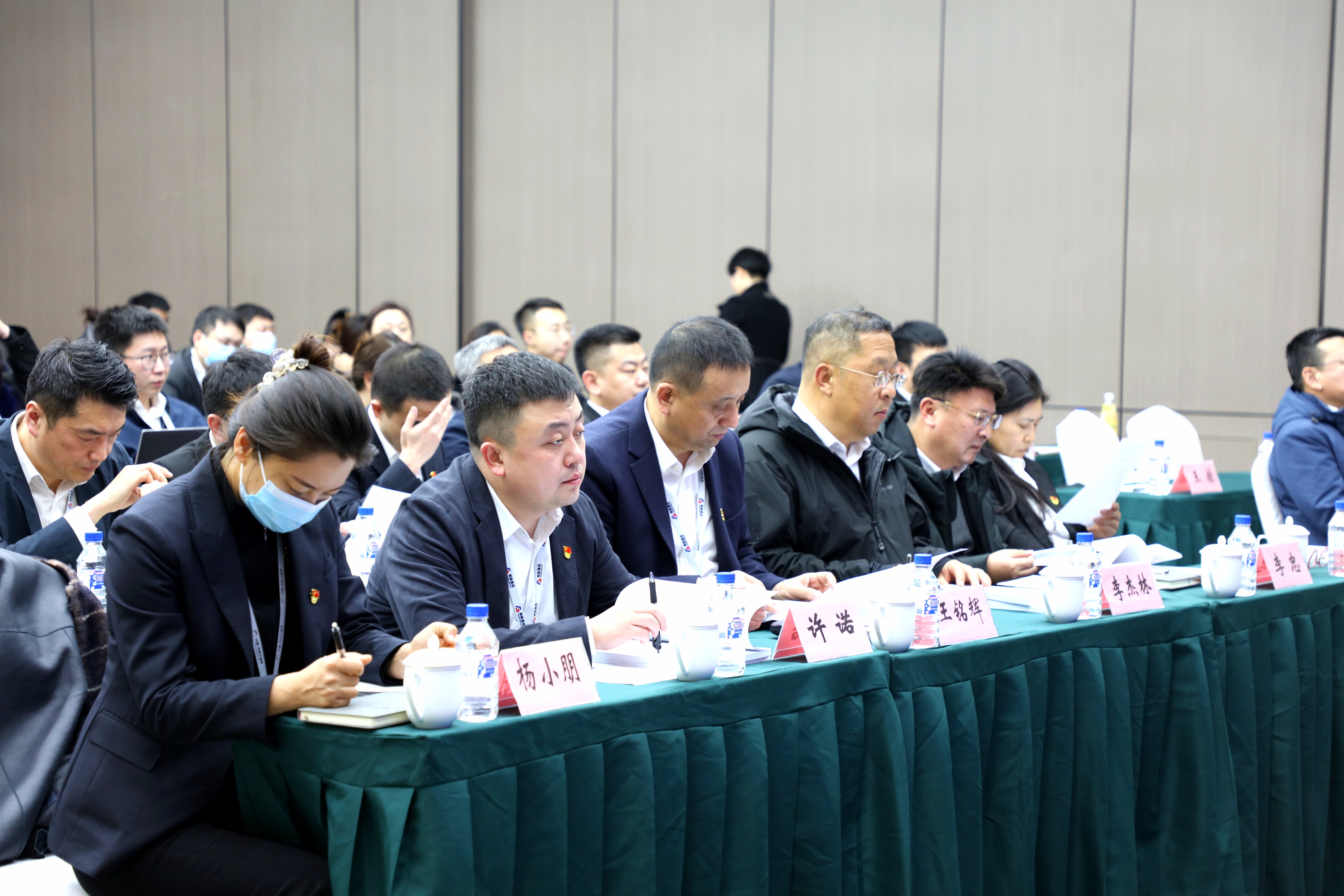 集團舉行機關(guān)中層干部、借調和駐村干部2022年度述職測評會(huì )議